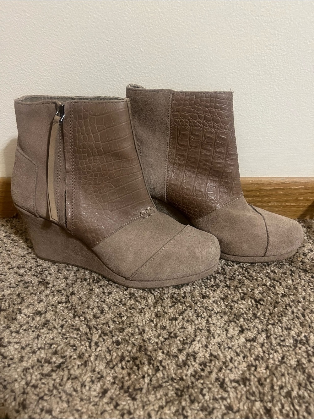 Toms Taupe Snakeskin Suede Wedge Bootie Womens Size 8.5 Zip Up